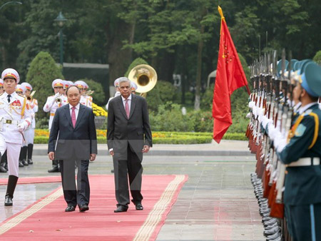 Thủ tướng Nguyễn Xuân Phúc và Thủ tướng Sri Lanka Ranil Wickremesinghe duyệt đội danh dự Quân đội nhân dân Việt Nam.
